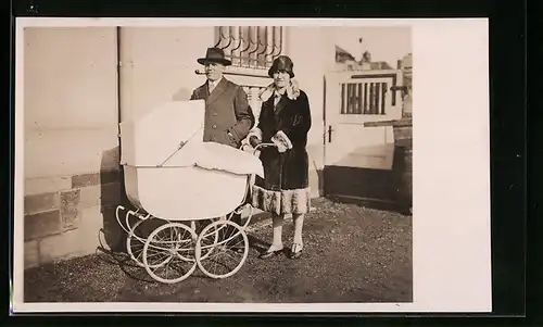 Foto-AK Ehepaar mit Kinderwagen