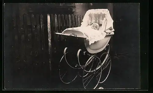 Foto-AK Säugling im Kinderwagen