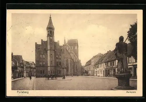 AK Perleberg, Marktplatz mit Cafe und Denkmal