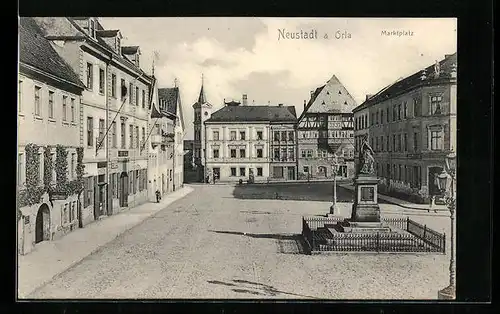 AK Neustadt a. Orla, Marktplatz mit Denkmal