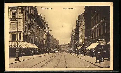 AK Saarbrücken, Bahnhofstrasse mit Geschäften