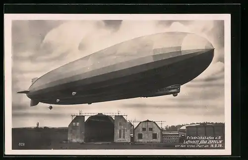 AK Friedrichshafen a. B., Luftschiff LZ 127 Graf Zeppelin über der Luftschiffhalle