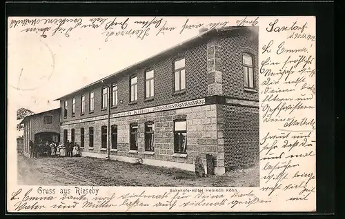 AK Rieseby, Bahnhofs-Hôtel Heinrich Köhn mit Kutsche