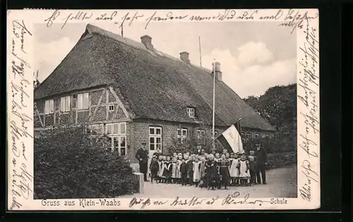 AK Klein-Waabs, Kindergruppe mit Nationalflagge vor reetgedecktem Haus