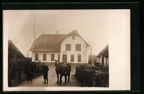 Foto-AK Karby, Besitzung Gut Grimm mit Männergruppe und Pferd