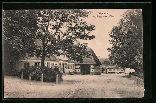AK Sieseby, Strassenpartie mit Gasthaus H. Petersen Ww.