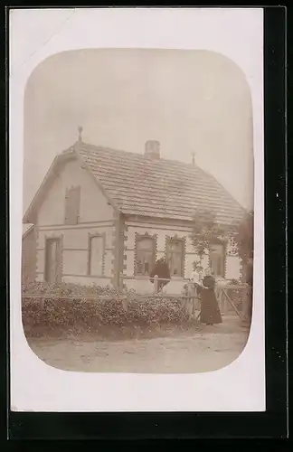 Foto-AK Wapelfeld, Gehöft Fork mit Frau und Kind im Jahr 1915