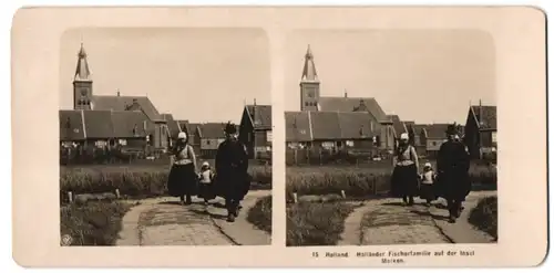 Stereo-Fotografie NPG Berlin-Steglitz, Holland / Insel Marken, Fischerfamilie in Tracht vor dem Ortskern mit Kirche