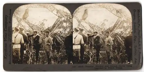 Stereo-Fotografie Keystone View Company, Meadville / PA, französische Soldaten inspizieren Zeppelin-Wrack, Luftschiff