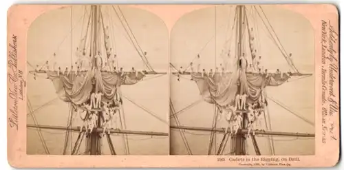 Stereo-Fotografie Underwood & Underwood, New York, Kadetten beim Drill in der Takelage eines Kriegsschiffes