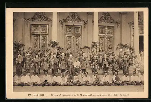 AK Pnom-Penh, Groupe de danseuses de S. M. Sisowath sur le perron de la Salle du Trone