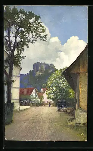 Künstler-AK Photochromie Nr. 4829: Strassenpartie in einem Ort mit Burg