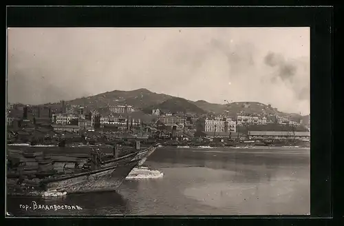 AK Wladiwostok, Teilansicht mit Hafen und Bergen