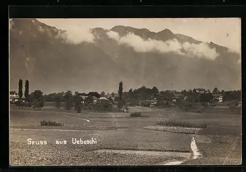 AK Uebeschi, Ortsansicht unter niedrigen Wolken