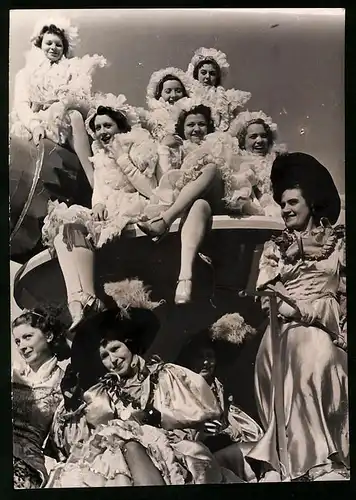 Fotografie Schostal, Wien, Ansicht Wien, Fasching - Karneval, Festwagen beim Umzug mit hübschen jungen Frauen 1939, 2.WK