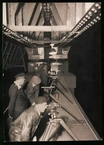 Fotografie Schostal, Wien, Ansicht Wien-Floridsdorf, Floridsdorfer Brücke während einer Belastungs-Prüfung 1938