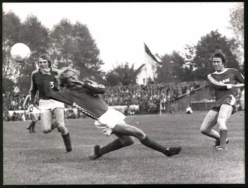 Fotografie Fussball DFB-Pokal 1975, Bünder SV 08 /09 vs FC Bayern München 0 : 3, Schuster erzielt das erste Bayern Tor