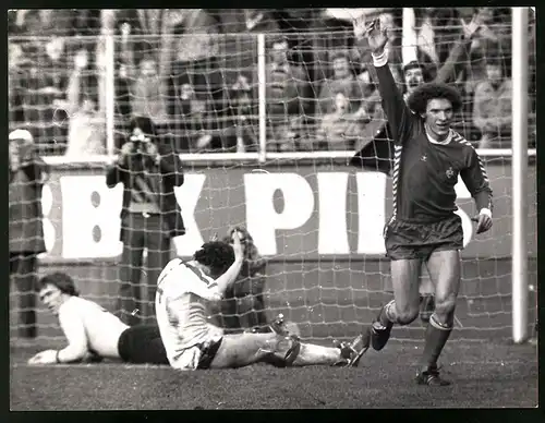 Fotografie Fussball DFB-Pokal 1976, 1.FC Kaiserslautern vs Fortuna Düsseldorf 3 : 0, Toppmöller trifft zum 1:0