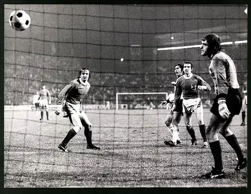 Fotografie Fussball Länderspiel 1973 Österreich vs Deutschland 0 : 4, Gerd Müller erzielt das 3 : 0 für Deutschland