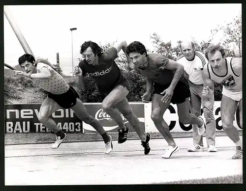 Fotografie Lüdenscheid 1975 Leichtathletik, Bundestrainer Willi Holdorf lässt Stabübergabe der 4x100m Staffel trainieren