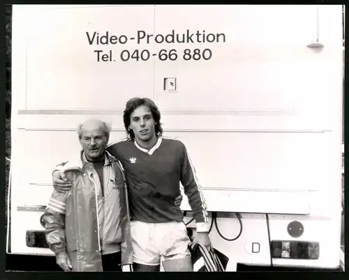 Fotografie TV-Fussballschule im SFB 1986, Thomas Zechel & Dettmar Cramer bei Aufnahmen in Hamburg
