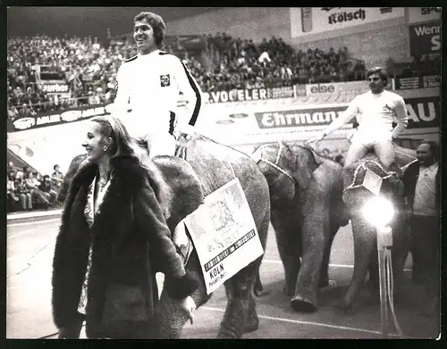 Fotografie Köln-Deutz, Sportpressefest, Fussball-Nationalspieler Jupp Heynckes & Wlfgang Weber reiten auf Elefanten