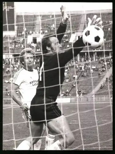 Fotografie Fussball Bundesliga 1975, Hertha BSC vs Karlsruher SC 1 : 1, Kostedde trifft für Hertha zum 1 : 0