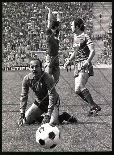 Fotografie Fussball Bundesliga 1976, FC Bayern München vs Hertha BSC 7 : 4, Gerd Müller trifft zum 1 : 0 für die Bayern