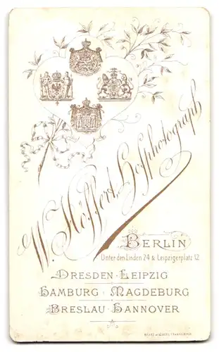 Fotografie W. Höffert, Berlin, Unter den Linden 24 & Leipzigerplatz 12, Elegant gekleideter Herr mit Schnauzbart