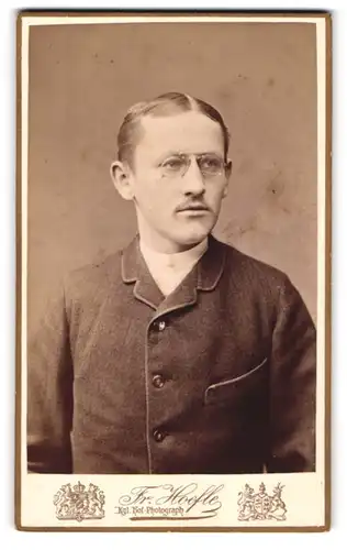 Fotografie Fritz Hoefle, Augsburg, Zeuggasse B. 226, Junger Herr im Anzug mit Zwicker
