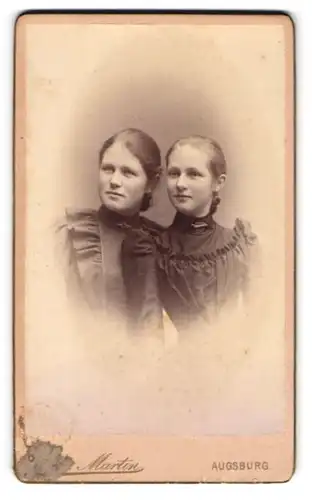 Fotografie Gebr. Martin, Augsburg, Bahnhofstrasse, Zwei junge Mädchen in hübschen Kleidern