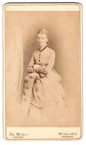 Fotografie Th. Weber, Weissenfels, Junge Dame im Kleid