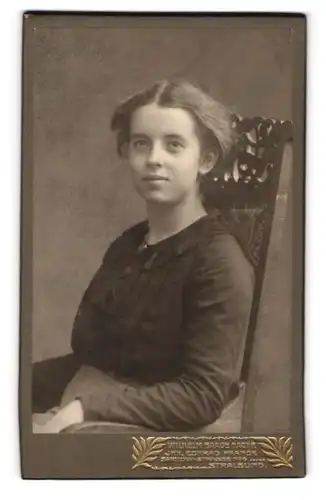 Fotografie Wilhelm Baade Nachf., Stralsund, Sarnowstr. 6, Junge Dame in modischer Kleidung