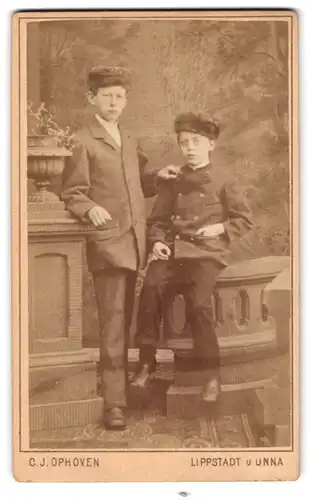 Fotografie C. J. Ophoven, Lippstadt, Zwei Jungen in modischer Kleidung
