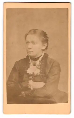 Fotografie Hermann Ramm, Halle a. S., Gr. Ulrichstr. 52, Junge Dame im Kleid mit Halsband