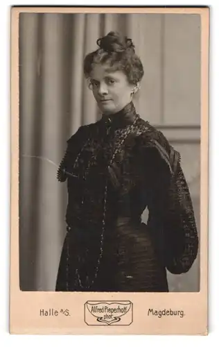 Fotografie Alfred Pieperhoff, Halle a. S., Poststr. 19, Junge Dame im hübschen Kleid