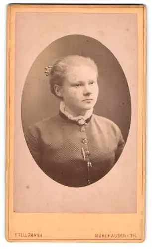 Fotografie F. Tellgmann, Mühlhausen /Thüringen, Junge Dame mit zurückgebundenem Haar