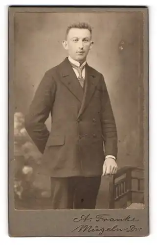 Fotografie A. Franke, Mügeln-Dr., Junger Herr im Anzug mit Krawatte
