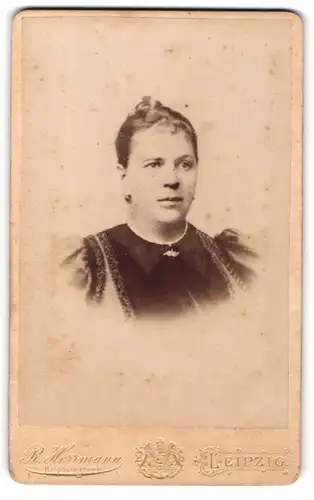 Fotografie R. Herrmann, Leipzig, Junge Dame mit hochgestecktem Haar