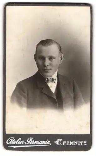 Fotografie Atelier Germania, Chemnitz, Zwickauerstr. 2 p Eingang Kellerweg, Junger Mann im Anzug mit Fliege