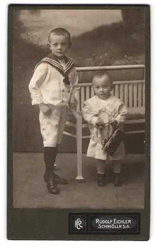 Fotografie Rudolf Eichler, Schmölln /S.-A., Bahnhofstr. 3, Junge im Matrosenanzug mit kleinem Kind