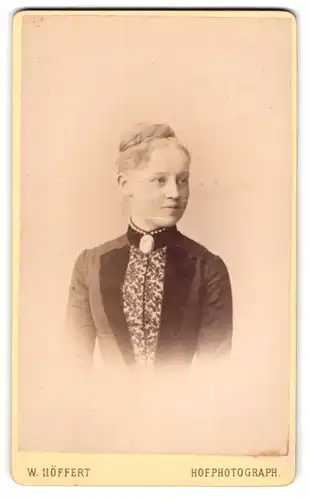 Fotografie W. Höffert, Dresden, Seestr. 21, Junge Dame mit Hochsteckfrisur und Kragenbrosche