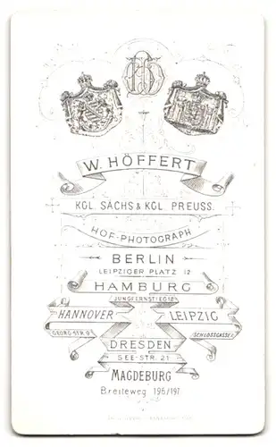 Fotografie W. Höffert, Dresden, Seestr. 21, Junge Dame mit Hochsteckfrisur und Kragenbrosche