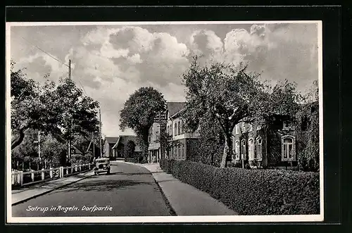 AK Satrup in Angeln, Strassenpartie mit Auto