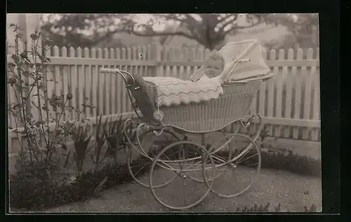 Foto-AK Kleinkind lächelt aus dem Kinderwagen