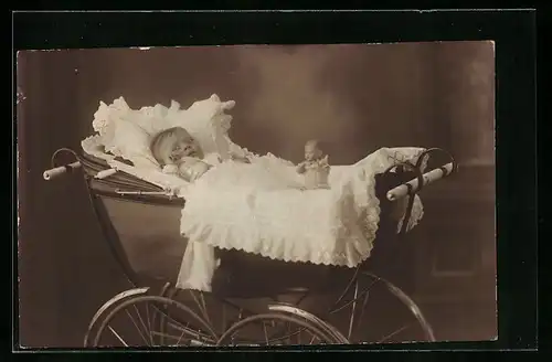 Foto-AK Kleinkind mit Puppe im Kinderwagen