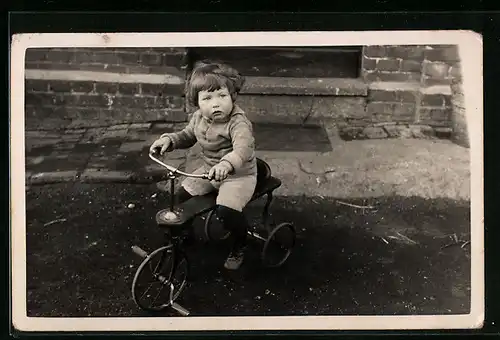 Foto-AK Kind auf einem Dreirad