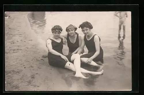 Foto-AK 3 Frauen in Badekleidung