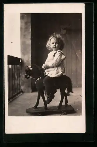 Foto-AK Kleines Mädchen auf einem Schaukelpferd