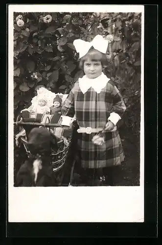 Foto-AK Kleines Mädchen mit 2 Puppen